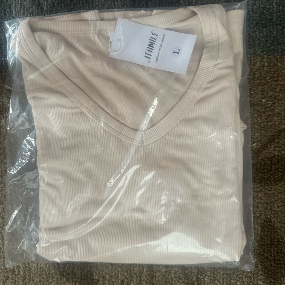 NWT- women’s top - Picture 2 of 2